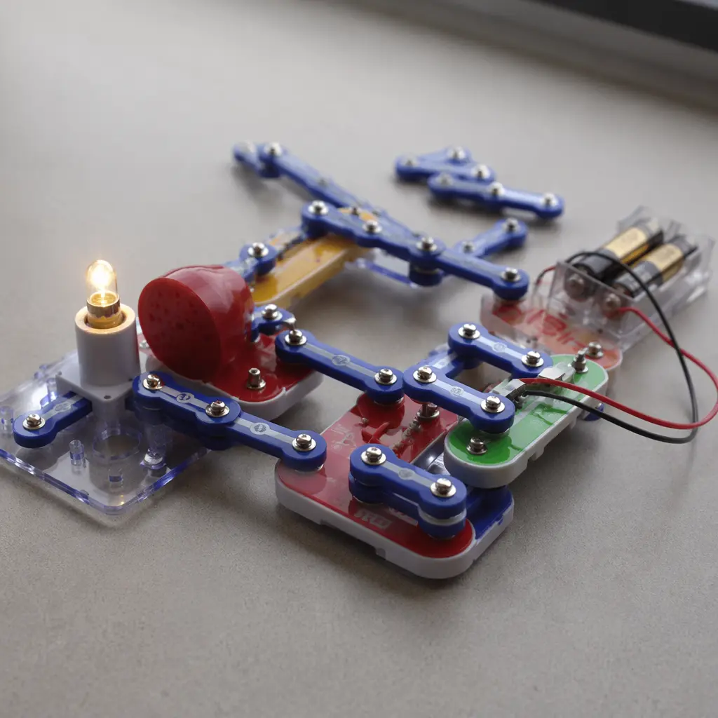 Snap-together electronic circuit pieces connected on a table